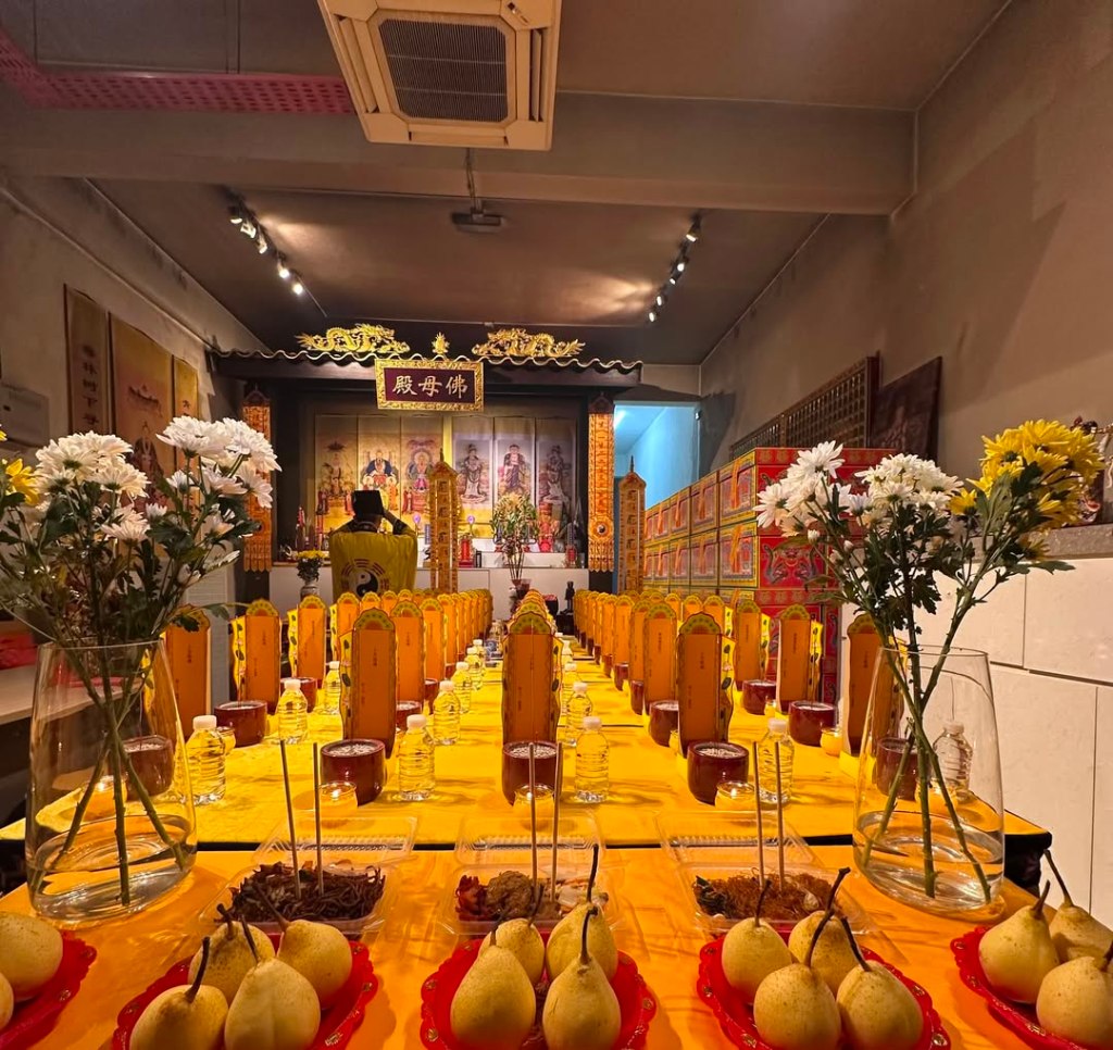 中元超荐法会现场的牌位、供品及鲜花