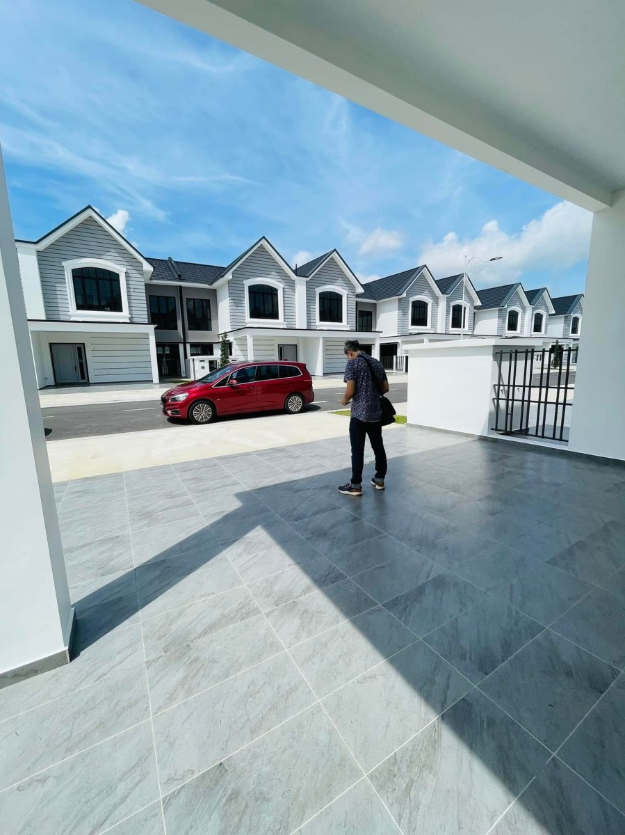 通道法师查看住宅门前环境